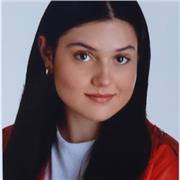 Profesora de francés para estudiantes recién iniciados en el idioma a través de enseñanza interactiva